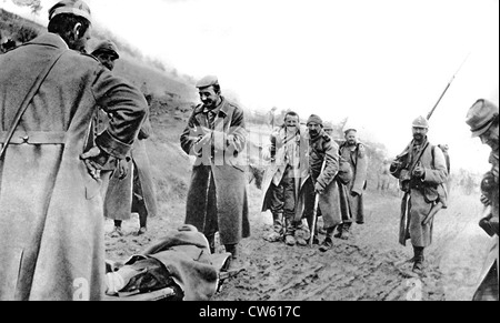 World War I. In Champagne, after the battle, able-bodied prisoners help wounded French soldiers reach an ambulance (1915) Stock Photo