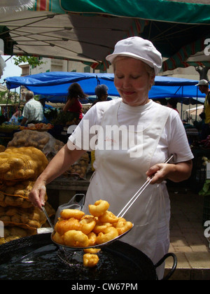 woman cooking snacks on the market, Spain, Balearen, Majorca, Alcudia Stock Photo