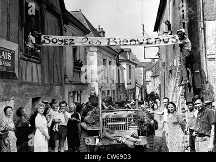 French civilians greet US troops in Grez-Neuville (France) on August 9,1944 Stock Photo