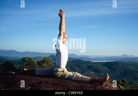 man practise yoga at viewpoint, Sri Lanka, Uva, Diyatalawa Stock Photo