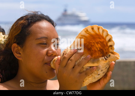 Island woman blowing conch shell, Cook Islands, Atiu Stock Photo