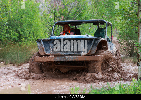 Members of a 4x4 club enjoy a day at the private off road facility at Whitecliff Stock Photo