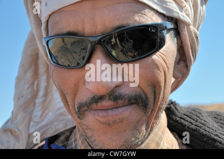 berber with traditional tagelmust and sunglasses, portrait, Morocco, Erg Chebbi Stock Photo