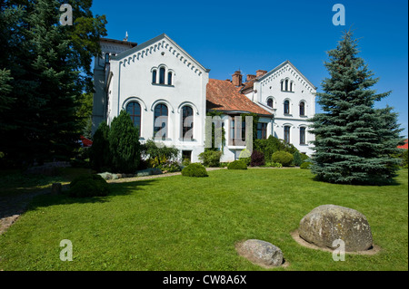 Manor house used today as a hotel and for receptions in Osieka, NE Poland. Palac Bialy Ksiaze. Stock Photo