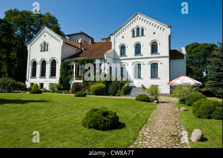 Manor house used today as a hotel and for receptions in Osieka, NE Poland. Palac Bialy Ksiaze. Stock Photo