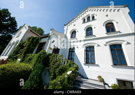 Manor house used today as a hotel and for receptions in Osieka, NE Poland. Palac Bialy Ksiaze. Stock Photo