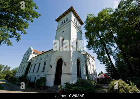 Manor house used today as a hotel and for receptions in Osieka, NE Poland. Palac Bialy Ksiaze. Stock Photo