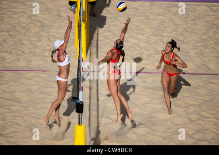 Liliana Fernandez Steiner and Elsa Baquerizo McMillan (ESP) competing against Jennifer Kessy (USA) in Beach Volleyball Stock Photo