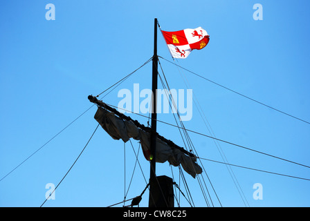 Raising flag rope hi-res stock photography and images - Alamy