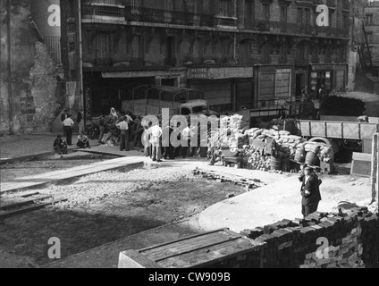 Barricade on Rue Saint-Antoine Paris during Resistance uprising (August 1944) Stock Photo