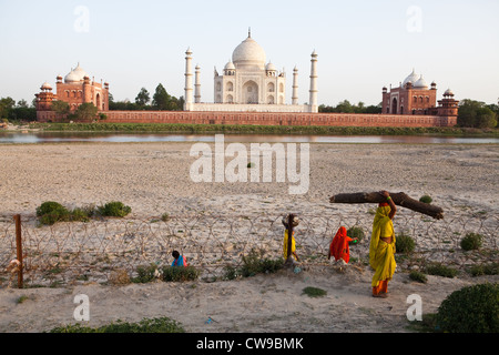 A view of the Taj Mahal from the Moonlight Garden, Mahtab Bagh across the banks of the Yamuna river Stock Photo