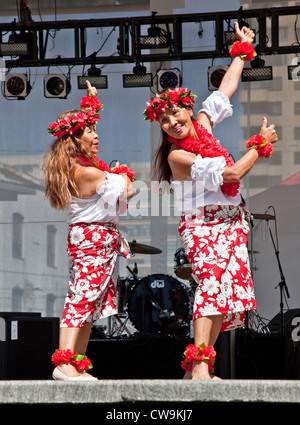 Hiawiaian Pacific Dancer performing at Yonge and Dundas Square in downtown Toronto;Ontario;Canada Stock Photo