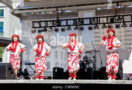 Hiawiaian Pacific Dancer performing at Yonge and Dundas Square in downtown Toronto;Ontario;Canada Stock Photo