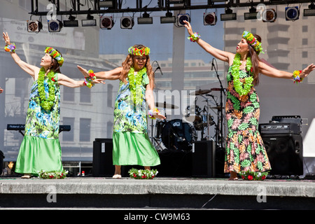 Hiawiaian Pacific Dancer performing at Yonge and Dundas Square in downtown Toronto;Ontario;Canada Stock Photo