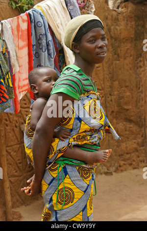 Mother carrying baby on back, Mognori village, Ghana Stock Photo