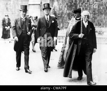 WINCHESTER, ENG: Joseph P. Kennedy (center), U.S. Ambassador to Britain, walking with Lord Mottistone (left), Lord Lieutenant Stock Photo