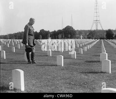 General John 'Black Jack' Pershing (1860-1948) standing among the graves of World War 1 dead at Arlington National Cemetery, Stock Photo