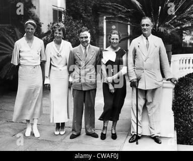 L-R: First Lady Eleanor Roosevelt, Amelia Earhart, Scottish pilot Jim Mollison, his wife, pilot Amy Johnson, President Franklin Stock Photo