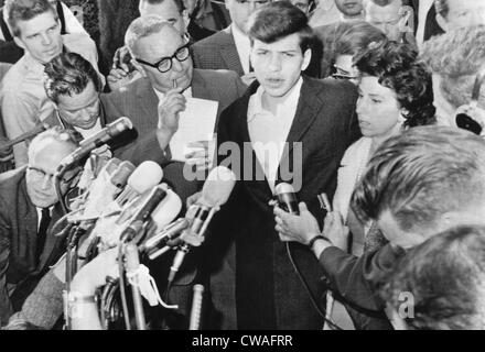 American singer and conductor Frank Sinatra Jr., (center), with his mother Nancy Sinatra next to him, after his father (Frank Stock Photo