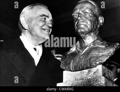 Admiral William F. Halsey looks over a bust of himself during 'Halsey Day' ceremonies at the US Naval Acadey in Annapolis, Stock Photo