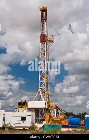 Oil well drilling rig near highway US-59 SW of George West in Live Oak County, South Texas Plains region, Texas, USA Stock Photo