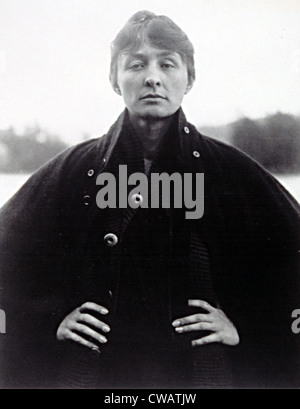 GEORGIA O'KEEFFE, in a portrait by Alfred Stieglitz, 1918. Photo courtesy: Everett/CSU Archives. Stock Photo