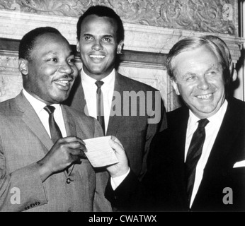 Martin Luther King, Jr., accepting a $100,000 check from Tore Tellroth, the Swedish Consul General. Harry Belafonte is center. Stock Photo