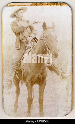 Wild West. Will Roberts, alias Dixon, cowboy train robber, seated on a horse, pointing a gun, 1900 Stock Photo