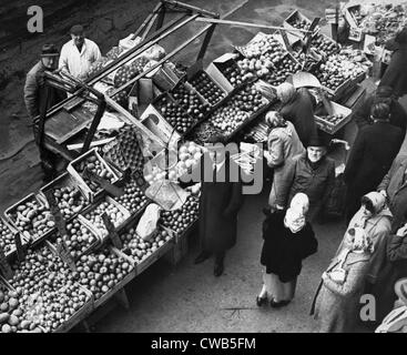 New York City, closing of push cart market, Saratoga Avenue and Prospect Place, photograph by Roger Higgins, 1962 Stock Photo