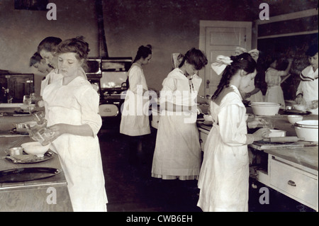 Domestic Science class in Horace Mann School. Tulsa, Oklahoma, Lewis Hine photograph, 1917 Stock Photo