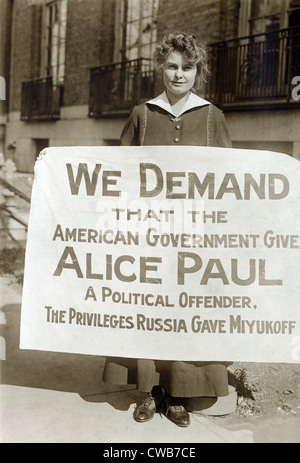 Suffragette Lucy Branham protesting Alice Paul's arrest and incarceration for picketing the WHite House. ca. Oct 1917 Stock Photo