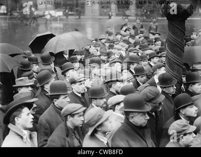 Lawrence Textile Strike. Crowd gathers in New York City to hear news of the strike.  1912 Stock Photo