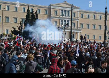 Anarchists clash with communists in front of the Greek Parliament ...