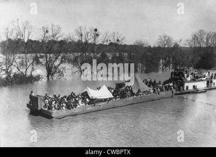 Barge loaded with poor African American refugees on the Sunflower River in Mississippi during the 1927 Flood. Relief officials Stock Photo