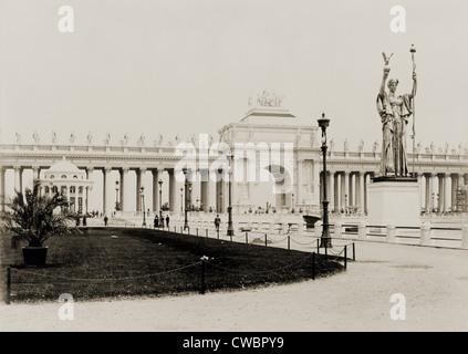 STATUE OF THE REPUBLIC and Triumphal Arch, at the WORLD'S COLUMBIAN EXPOSITION, Chicago, 1893. The exposition celebrated the Stock Photo