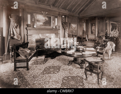 Trophy room at Sagamore Hill, summer home of President Theodore Roosevelt, with bison heads, bearskin rug, and battle Stock Photo