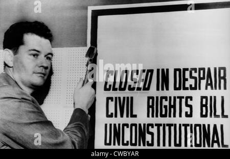 Sid Kelly of Jackson, Mississippi, nails up 'Closed-In despair-Civil Rights Bill unconstitutional' sign at Robert E. Lee Hotel, Stock Photo