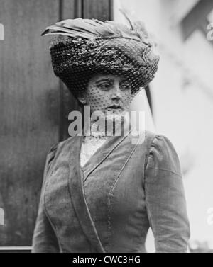 Maxine Elliott 1868-1940 was one of many actresses romantically linked with J.P. Morgan. 1910. (BSLOC 2010 18 16) Stock Photo