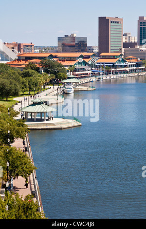 Northbank Riverwalk city park along St. Johns River in downtown Jacksonville, FL Stock Photo