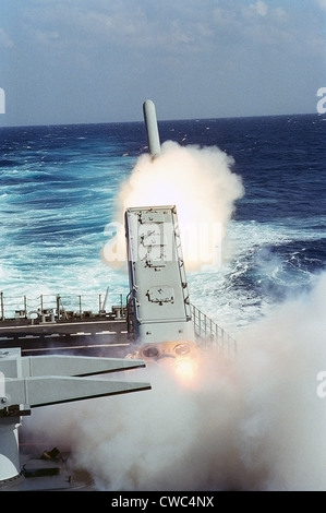 Tomahawk Missile launched toward a target in Iraq guided missile cruiser USS MISSISSIPPI during the air war phase of Operation Stock Photo