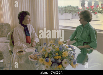 Joan Mondale wife of Vice President Modale and First Lady Roselyn Carter have lunch at the White House. Ca. 1977-1980. Stock Photo