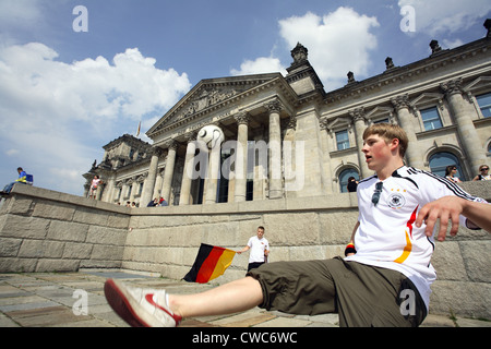 Berlin, 2006 World Cup soccer fans: Teenagers playing football in front of the Reichstag Stock Photo