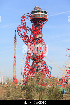 ArcelorMittal Orbit by Anish Kapoor and Cecil Balmond under construction in the Olympic Park East London Stock Photo