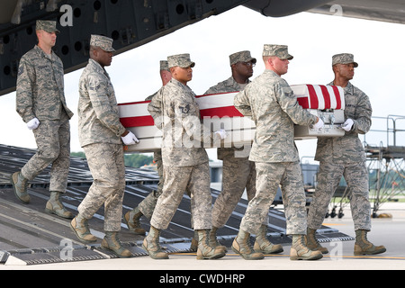 A US Army carry team transfers the remains of a fallen soldier August 10, 2012 at Dover Air Force Base, Delaware. Stock Photo