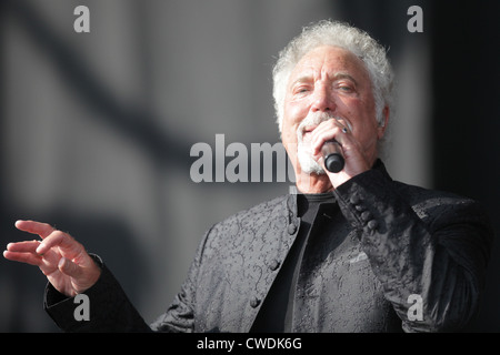 TOM JONES Welsh pop singer on his US TV show with Glen Campbell at ...