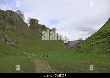 The Limestone Way at Cave Dale with Peveril Castle in the background, Castleton Derbyshire England UK Stock Photo