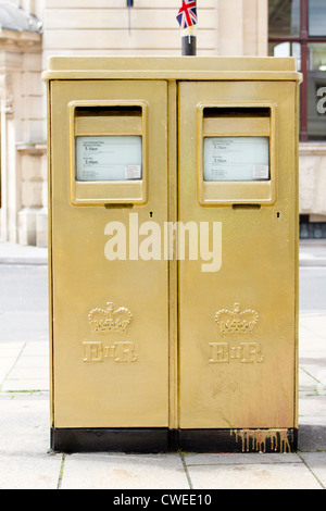 Postbox painted gold to mark local Olympic gold medal-winning rower, Alex Gregory. Stock Photo