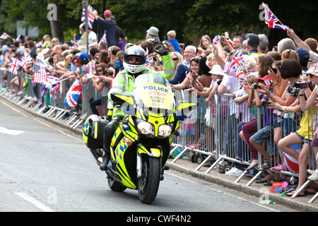 Olympic 2012 Men's race second leg, Metropolitan Police Officer salutes the crowd. Stock Photo