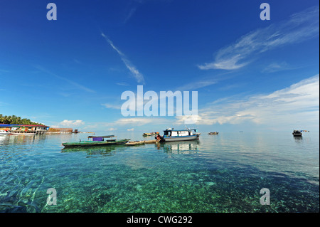 Malaysia, Borneo, Semporna, Mabul, Dayak Lau (Sea Gypsies) living on boats and wooden houses on stilt Stock Photo