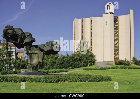 1973 bronze sculpture Heimotulet by Finnish sculptor Terho Sakki and the Kaleva Church located in Tampere, Finland Stock Photo